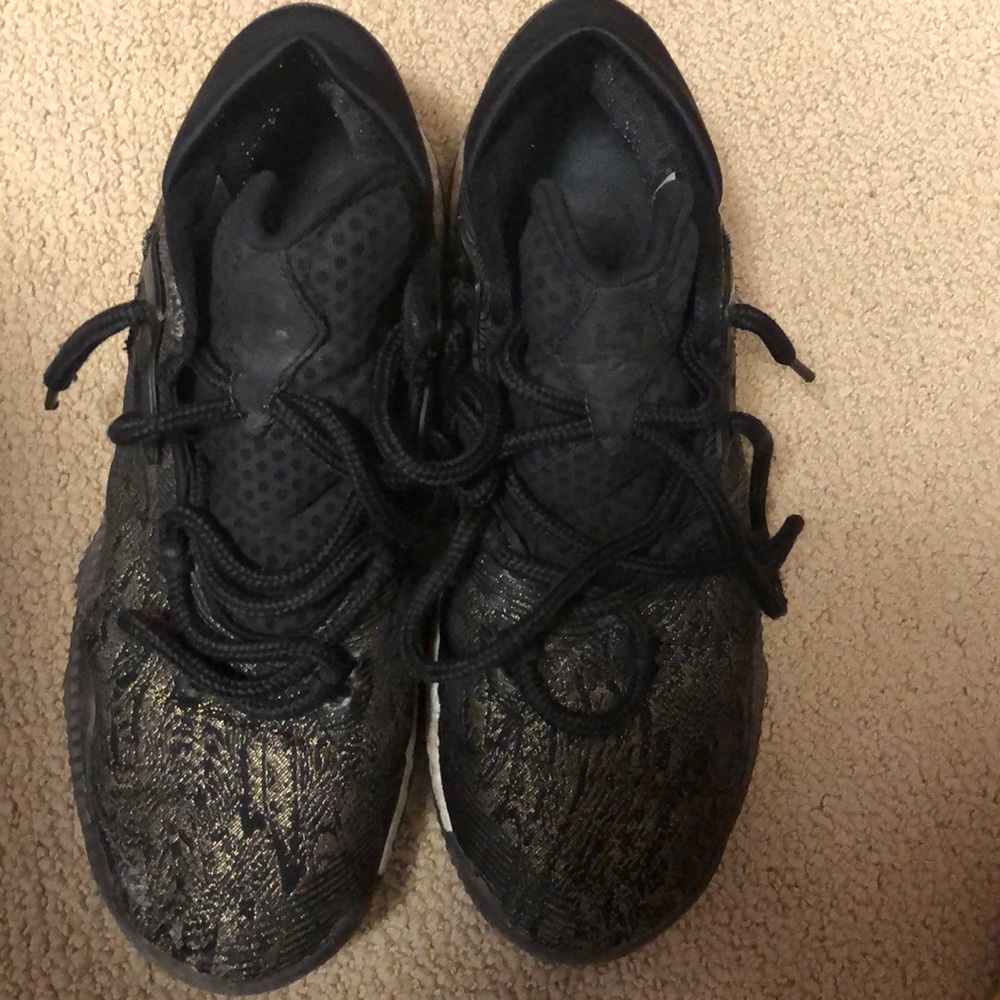 Men’s basketball shoes